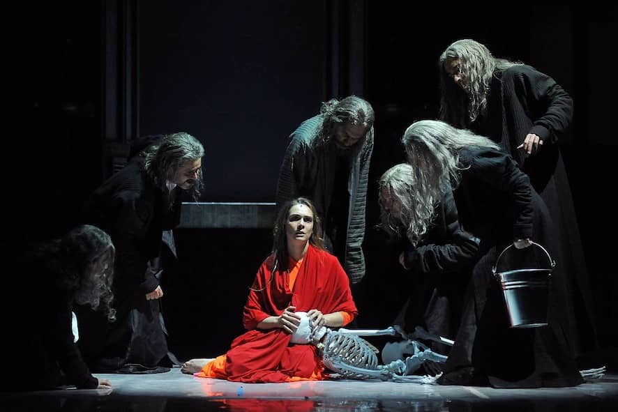 https://www.medicinanarrativa.eu/wp-content/uploads/ANTIGONE-di-Federico-Tiezzi_-in-scena-Lucrezia-Guidone-Antigone-_-foto-di-Achille-Le-Pera-5.jpg